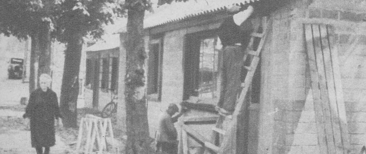 Workmen finishing a brick hut. Le Soir illustré, 1946